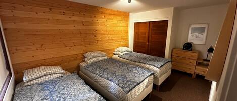 3 habitaciones, tabla de planchar con plancha, wifi y ropa de cama