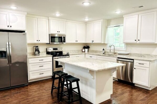 Kjøleskap, mikrobølgeovn, ovn og kokeplater