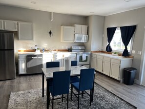 Fridge, microwave, oven, stovetop - Amazing Little Condo, 10 minutes from the lake (Helena)