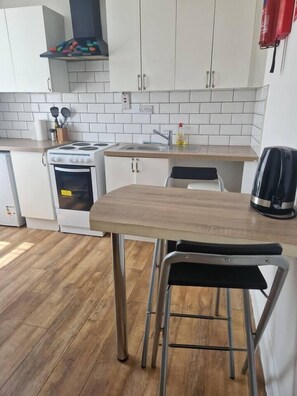 Kjøleskap, ovn og kokeplater