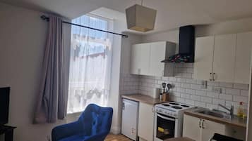 Fridge, oven, stovetop