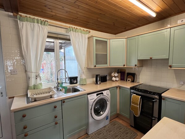 Fridge, microwave, oven, stovetop - Carlisle the Cathedral City and Gateway in Cumbria (Carlisle)