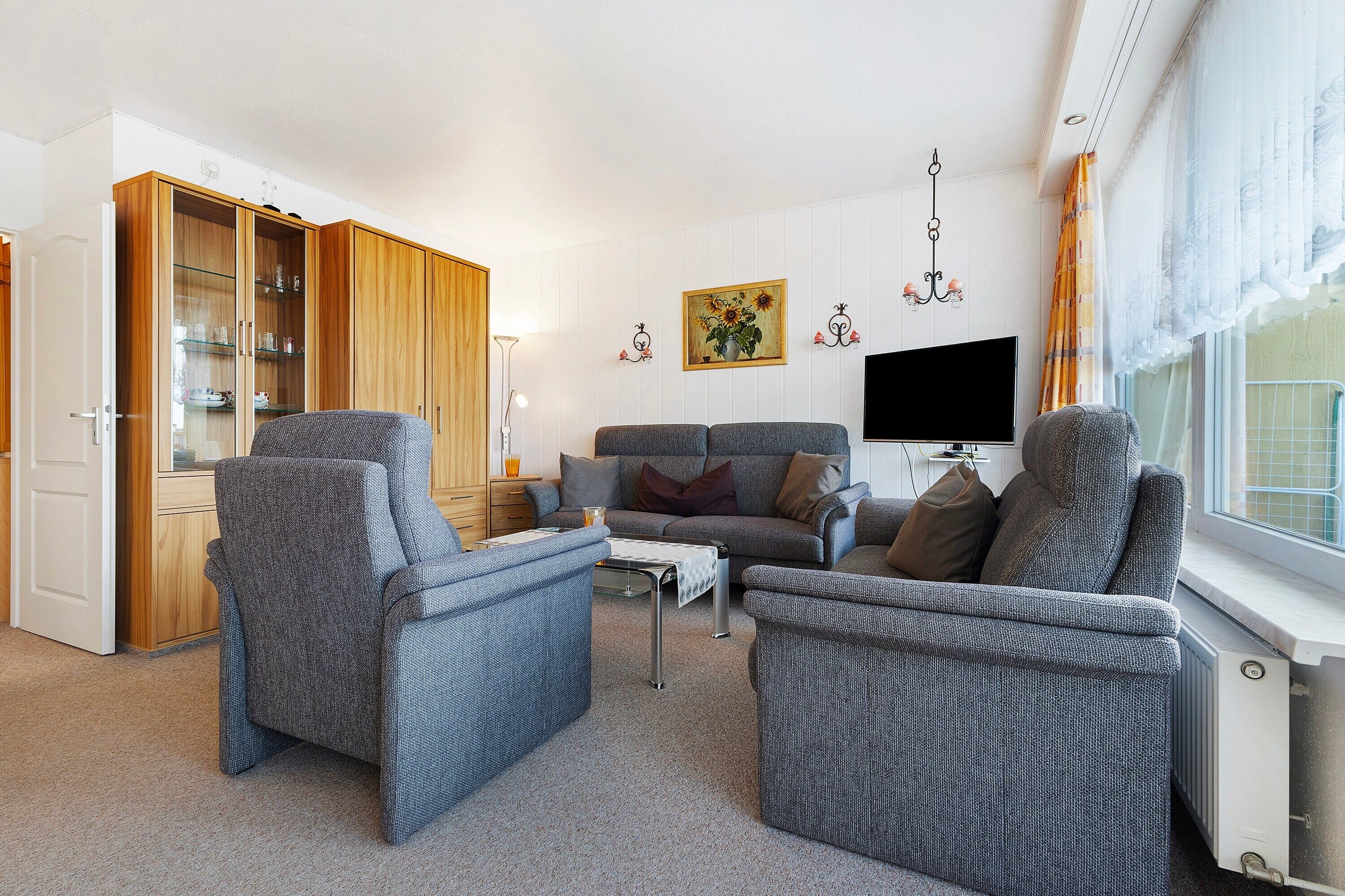 Fernseher, DVD-Player, Tischtennisplatte