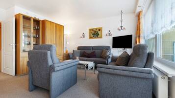 Fernseher, DVD-Player, Tischtennisplatte