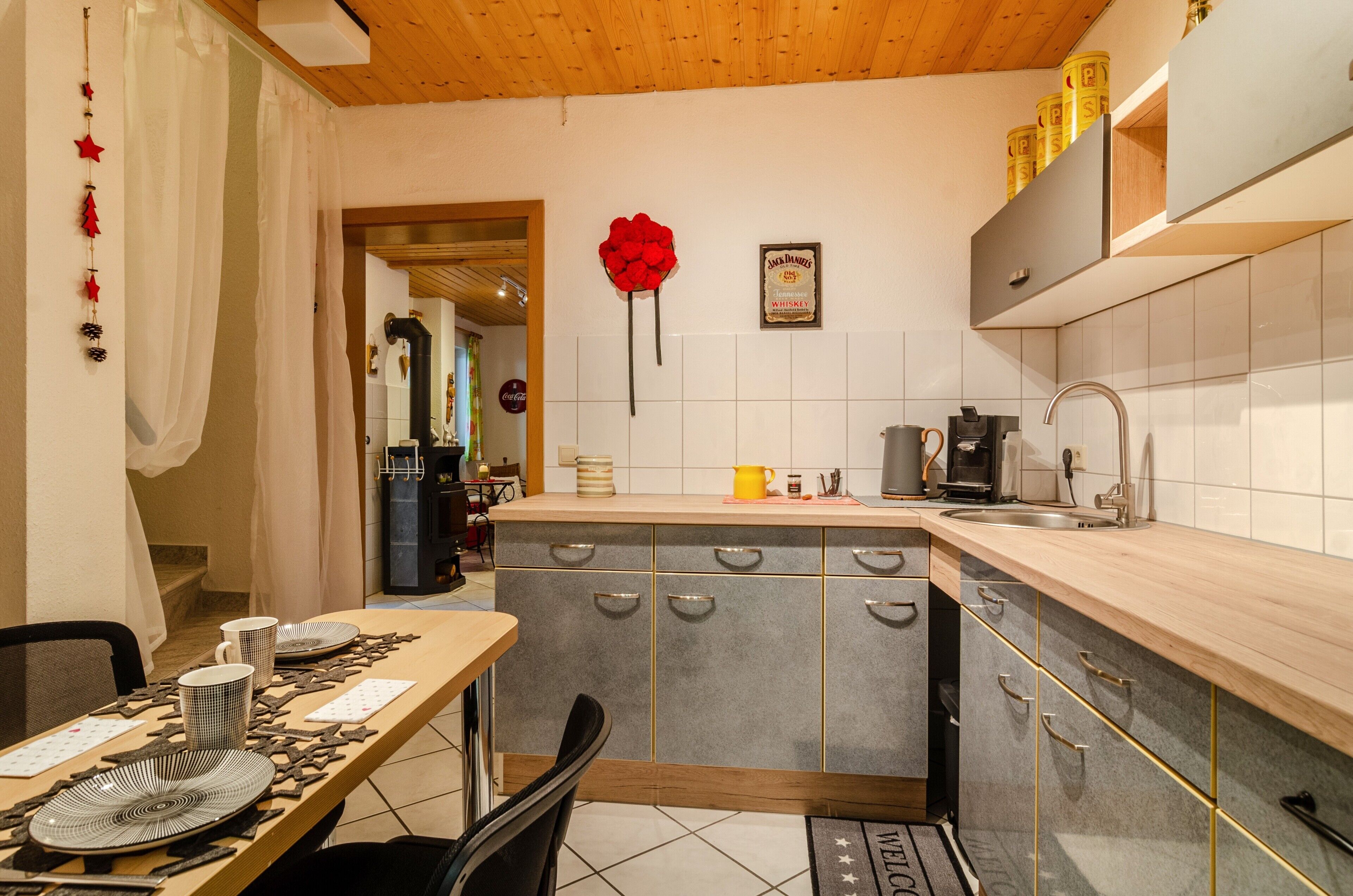 Frigorífico, microondas, placa de cocina y cafetera o tetera