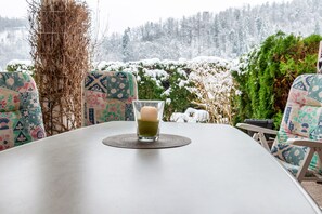 Outdoor dining - Studio Apartment 'Schwarzwald Nescht Triberg' with Mountain View, Shared Terrace and Wi-Fi (Triberg)