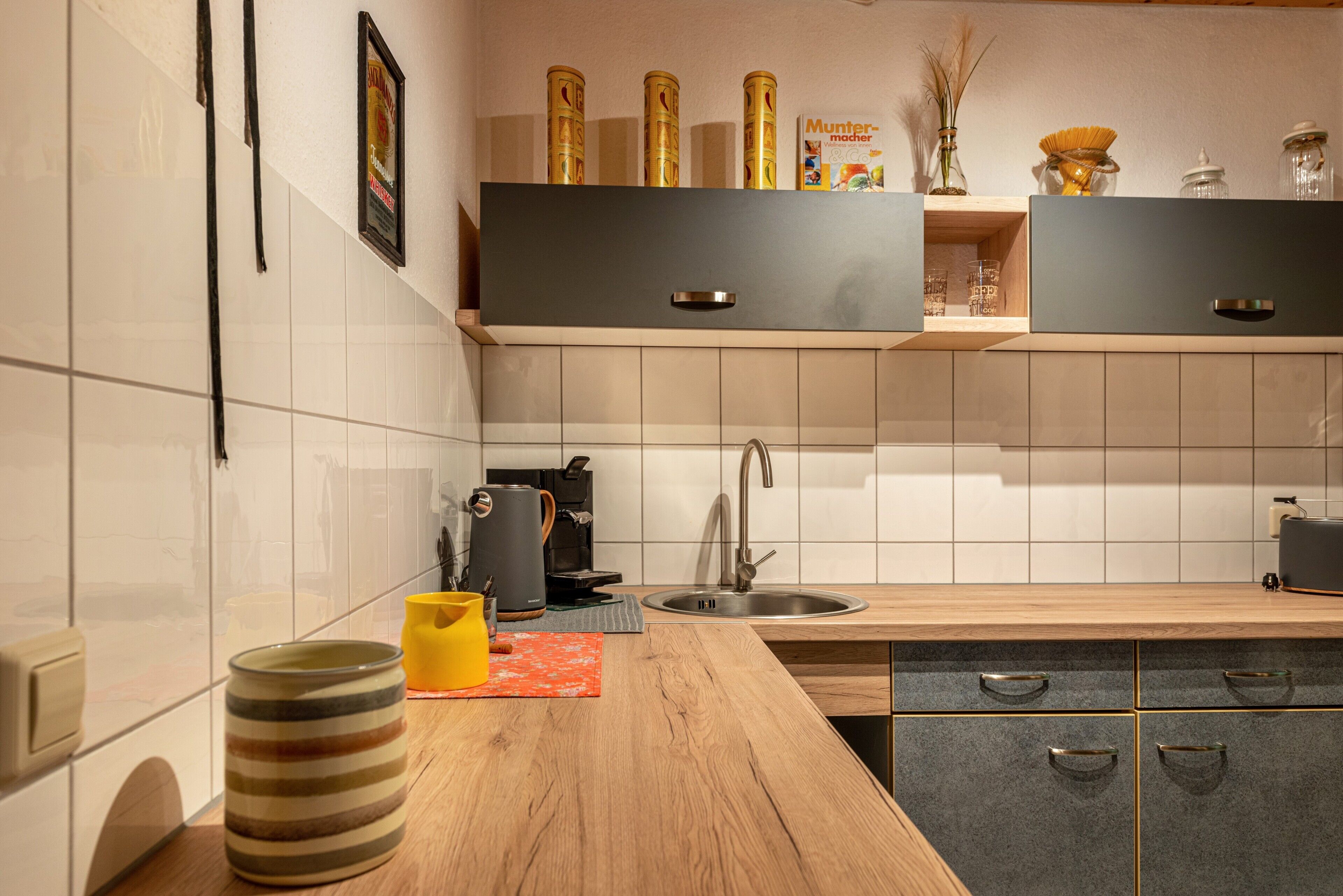 Kühlschrank, Mikrowelle, Herdplatte, Wasserkocher mit Kaffee-/Teezubehör