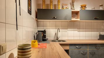 Kühlschrank, Mikrowelle, Herdplatte, Wasserkocher mit Kaffee-/Teezubehör