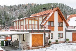 Exterior - Vacation apartment 'Schwarzwald Nescht Triberg' with mountain view and WLAN (Triberg)
