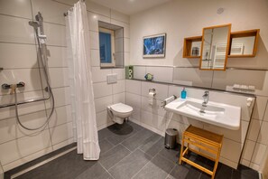 Dusche, Haartrockner, Handtücher