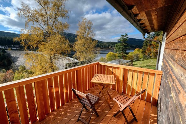 Outdoor dining - Apartment 'Zum Alten Wärterhaus Erdgeschoss' with Lake View, Shared Terrace and Wi-Fi (Forbach)