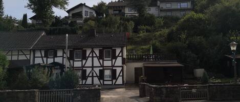 المنشأة من الخارج