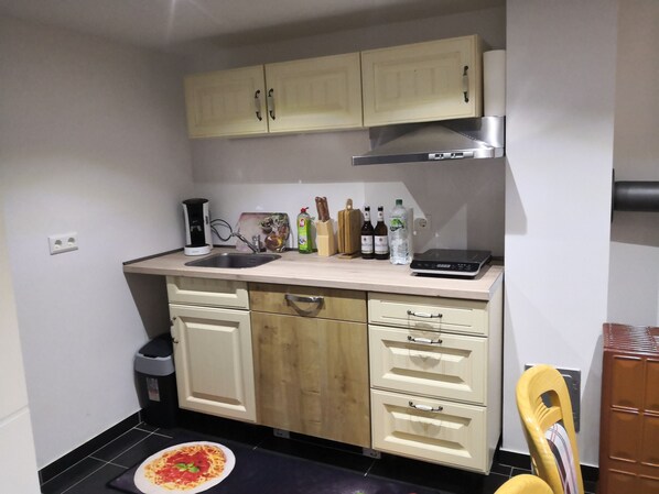 Jääkaappi, liesi, astianpesukone, kahvin-/teenkeitin