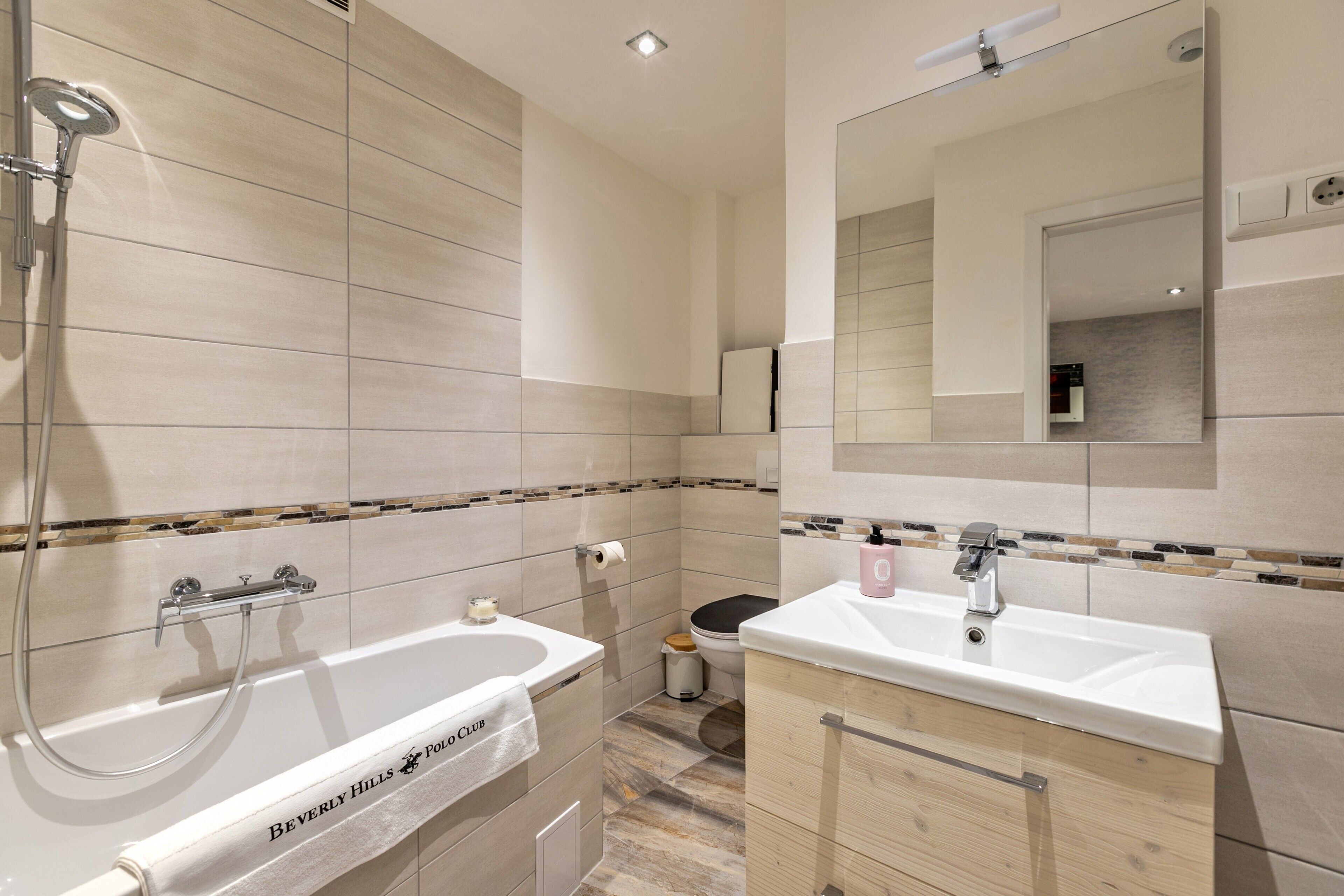 Badewanne, Haartrockner, Handtücher