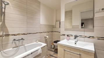 Badekar, hårtørrer, håndklæder