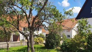 Un quartier résidentiel avec des maisons, un arbre et une clôture.