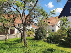 A residential area with houses, a tree, and a fence. - Flat 2, 41 sqm, 1 bedroom with double bed, 1 sofa bed, max. 3 persons (Burladingen)