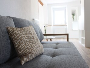 TV - Flat 3, 54 sqm, 1 bedroom with double bed and 1 sofa bed, max. 4 persons (Burladingen)