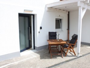 Outdoor dining - Flat 3, 54 sqm, 1 bedroom with double bed and 1 sofa bed, max. 4 persons (Burladingen)