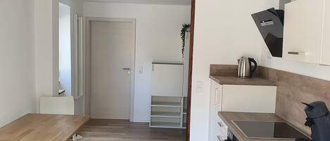 ثلاجة، فرن، موقد طهي مسطح، غسالة أطباق