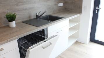 Coffee/tea maker, fridge, oven, stovetop