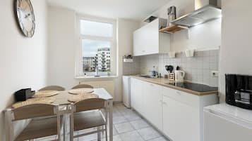 Kjøleskap, kokeplater, kaffetrakter/tekoker og vannkoker