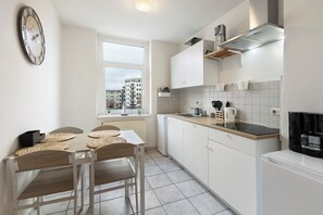 Kühlschrank, Herdplatte, Wasserkocher mit Kaffee-/Teezubehör