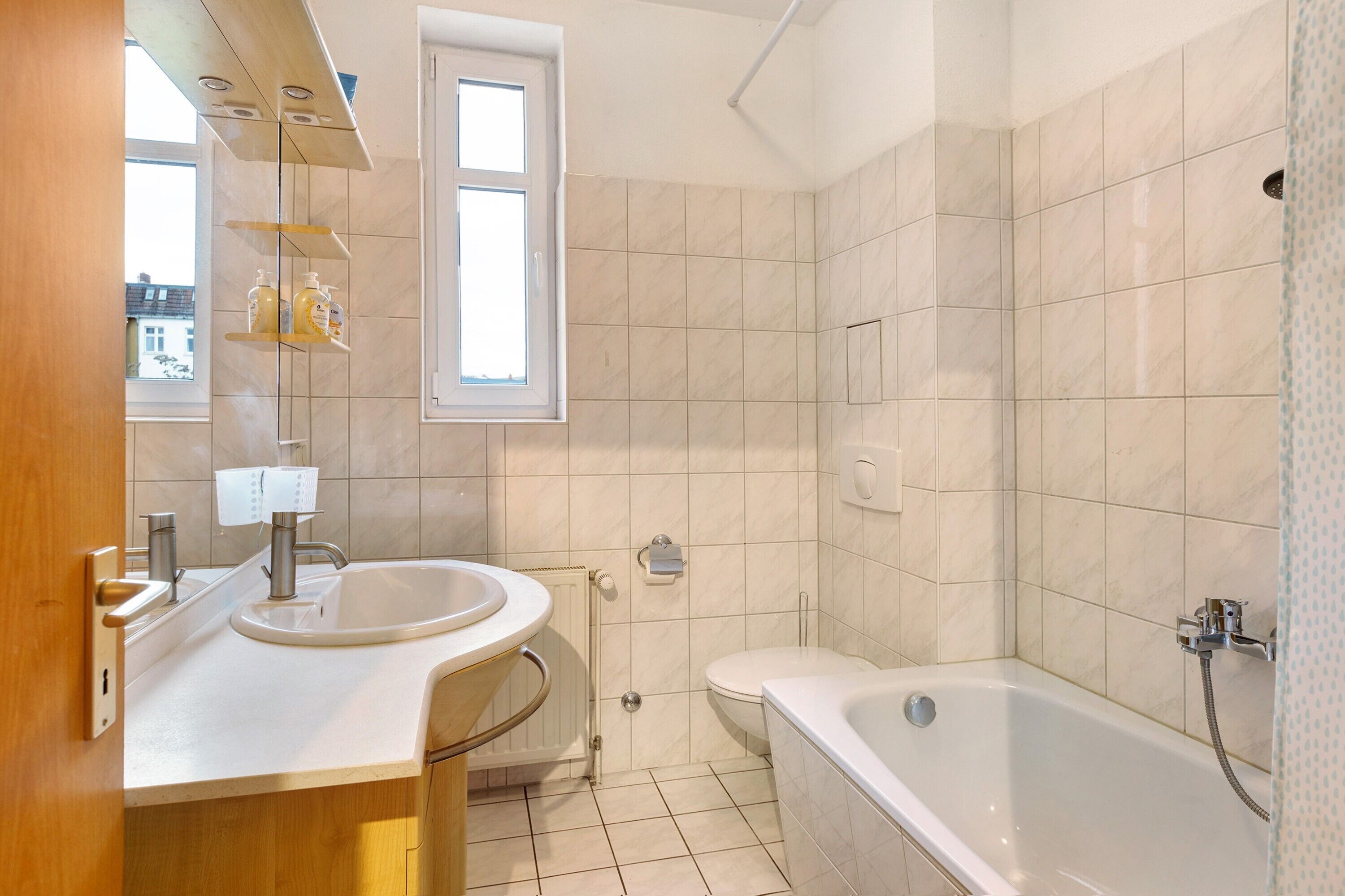 Bathtub, towels