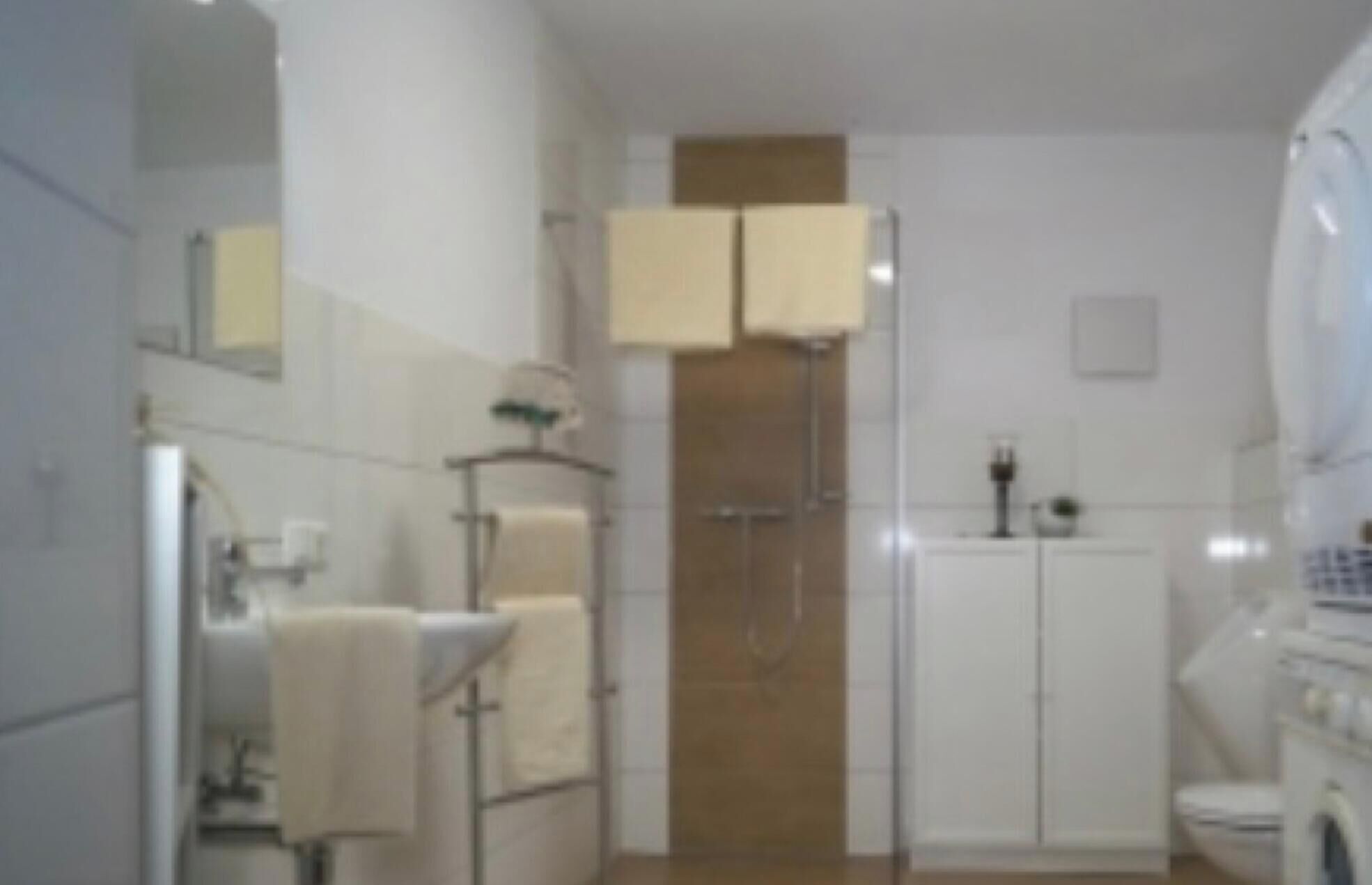 Douche, sèche-cheveux, serviettes fournies