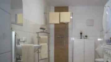 Douche, sĂšche-cheveux, serviettes fournies