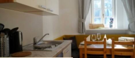 Refrigerador, parrilla de estufa, lavavajillas y cafetera y tetera