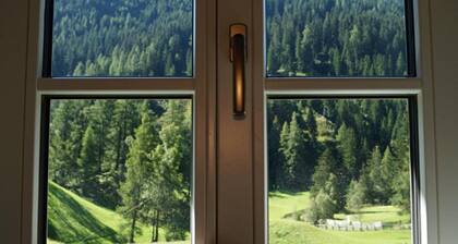 Appartement 'Widum Obernberg Nikolaus Bergsuite' avec vue sur la montagne, terrasse et Wi-Fi