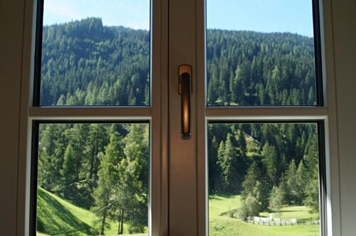 Ferienwohnung 'Widum Obernberg Nikolaus Bergsuite' mit Bergblick, Gemeinschaftsterrasse und WLAN