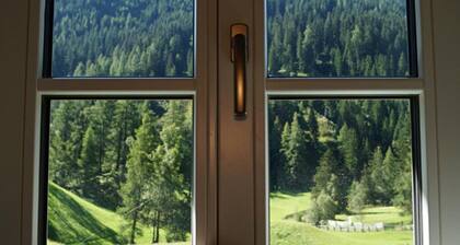 Ferienwohnung 'Widum Obernberg Nikolaus Bergsuite' mit Bergblick, Gemeinschaftsterrasse und WLAN