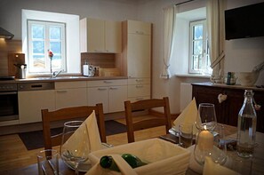 Jääkaappi, uuni, liesi, astianpesukone