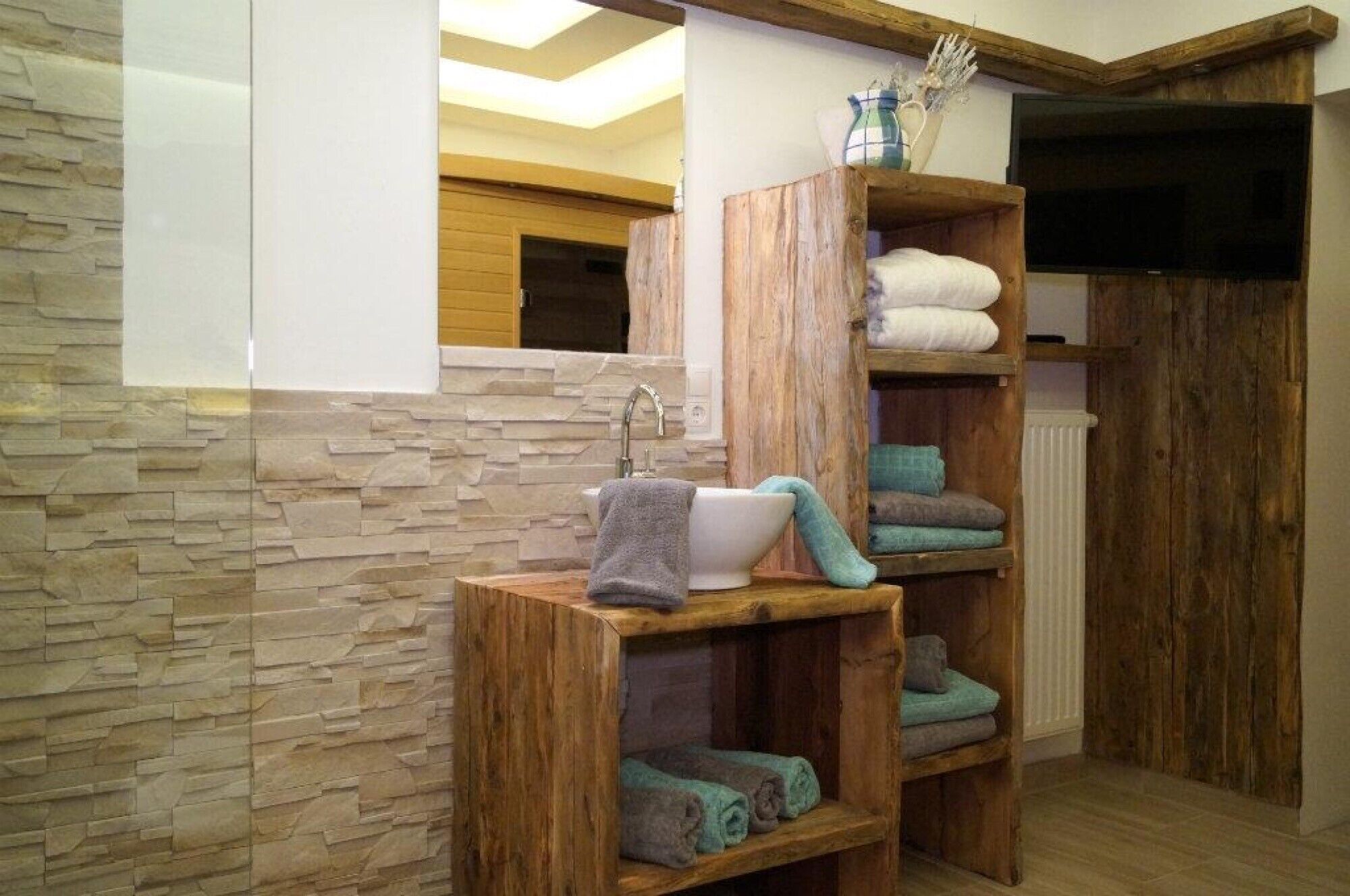 Badewanne, Haartrockner, Handtücher