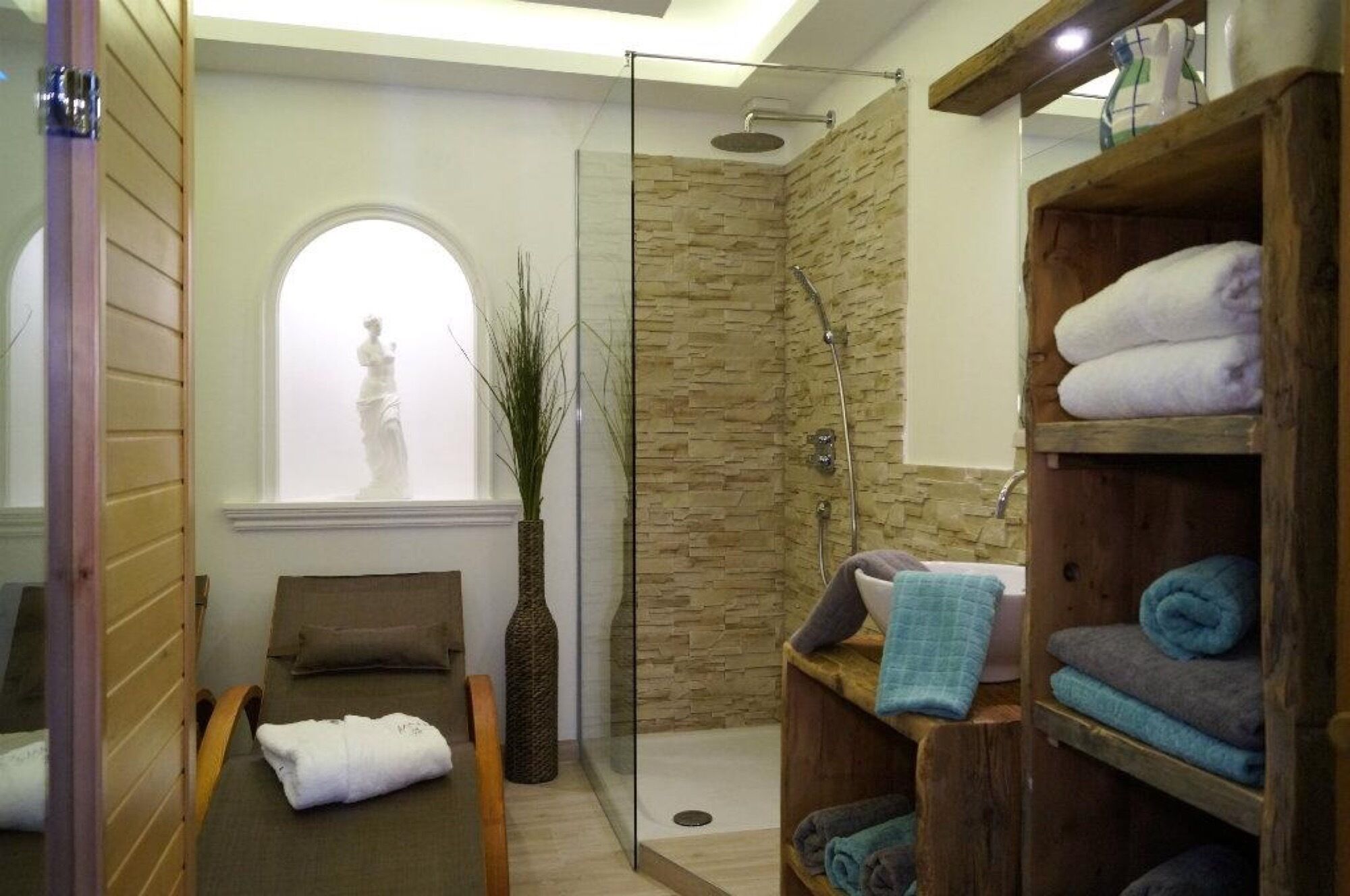 Bathtub, hair dryer, towels