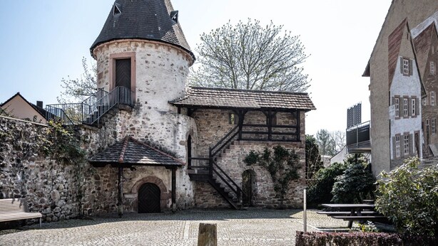 A historic stone building with a tower, a staircase, and a cobblestone courtyard. - Apartment 'Fewo - Dachgeschoss' with Mountain View, Balcony and Wi-Fi (Zell am Harmersbach)