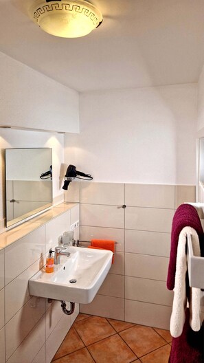 Shower, hair dryer, towels - Apartment 'Appartement S3' with Wi-Fi (Lindau am Bodensee)