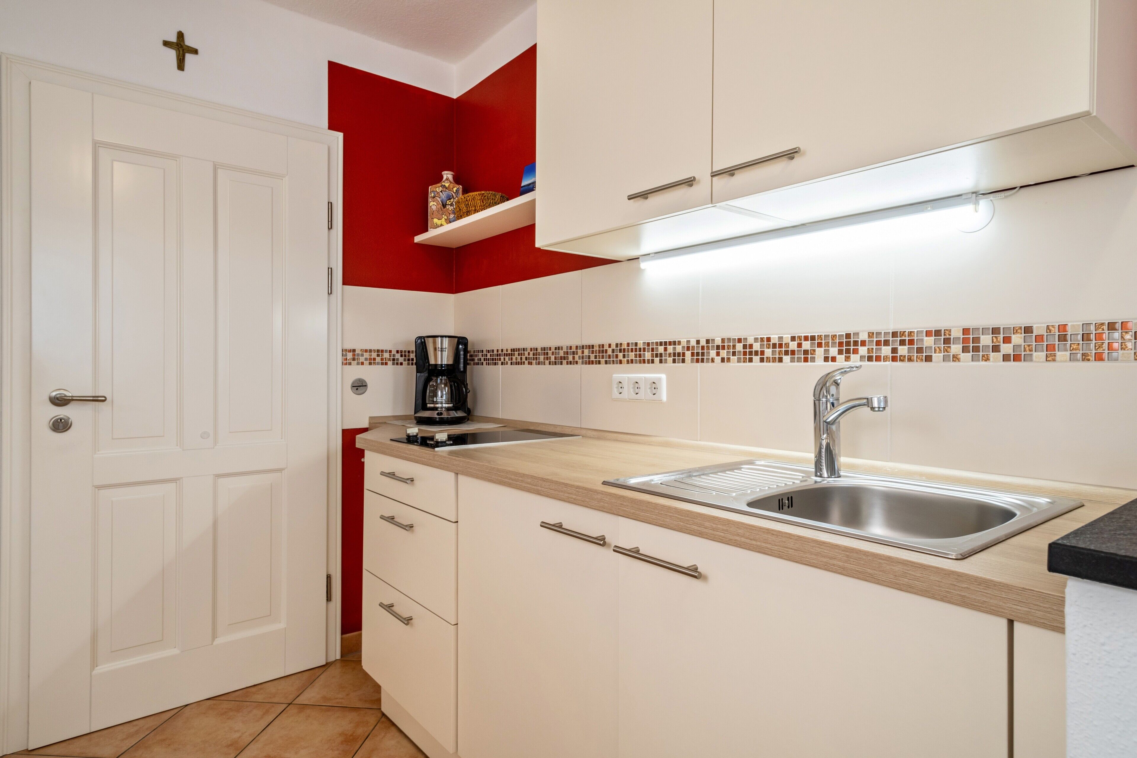 Kühlschrank, Herdplatte, Wasserkocher mit Kaffee-/Teezubehör