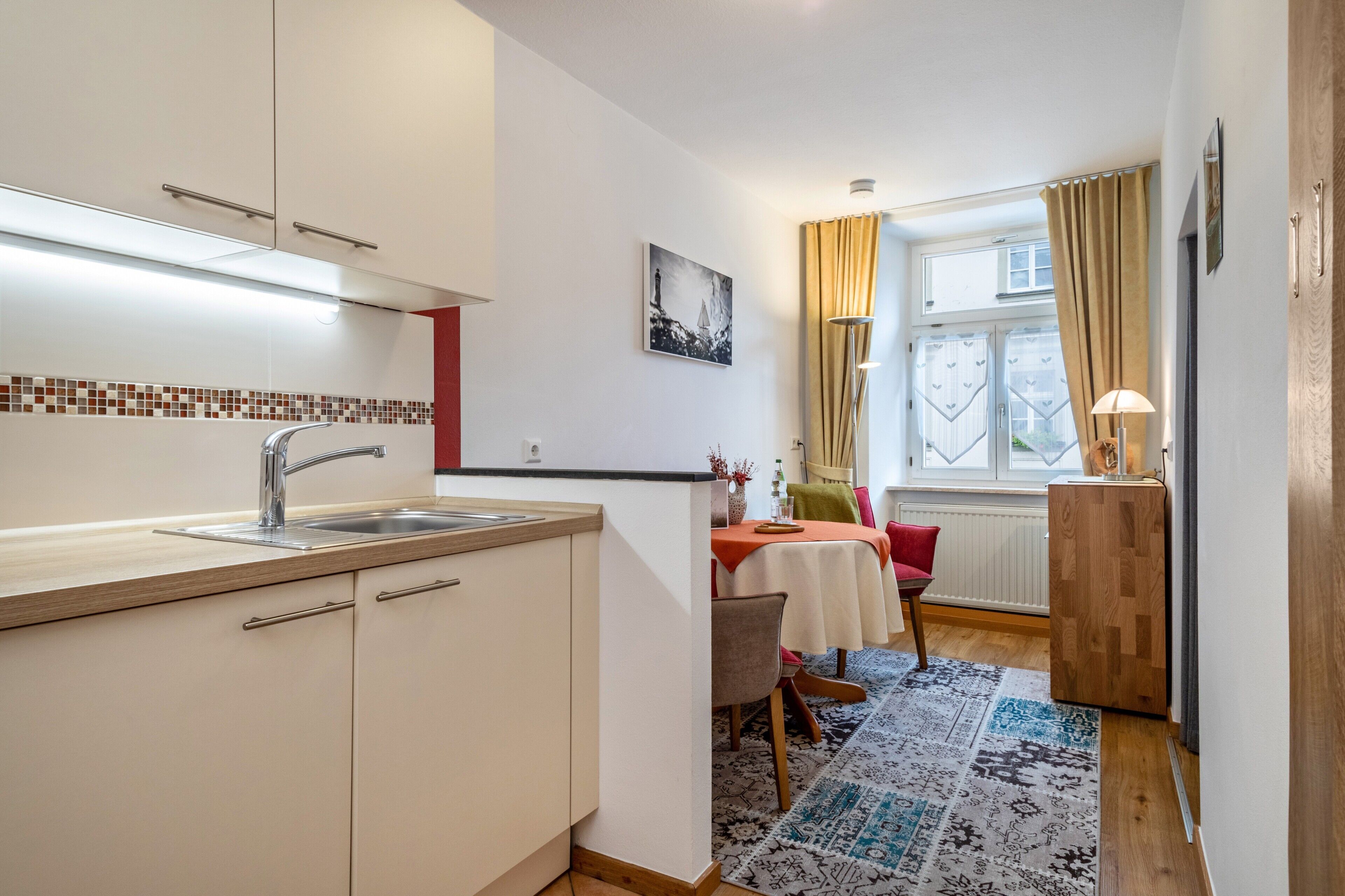 Kühlschrank, Herdplatte, Wasserkocher mit Kaffee-/Teezubehör