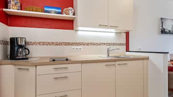 Fridge, stovetop, coffee/tea maker, electric kettle