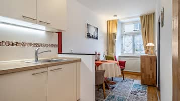 Kühlschrank, Herdplatte, Wasserkocher mit Kaffee-/Teezubehör