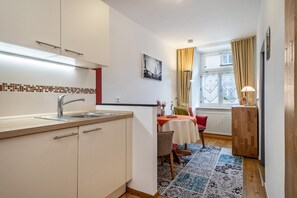 Kühlschrank, Herdplatte, Wasserkocher mit Kaffee-/Teezubehör