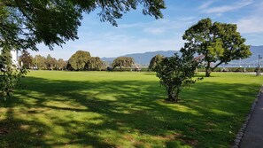 المنطقة المحيطة بالمنشأة