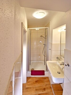 Dusche, Haartrockner, Handtücher