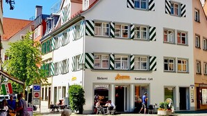 A multi-story building with a cafe named 'Bäckerei' and 'Konditorei - Café' on the ground floor. - Apartment 'Appartement S2' with Wi-Fi (Lindau am Bodensee)