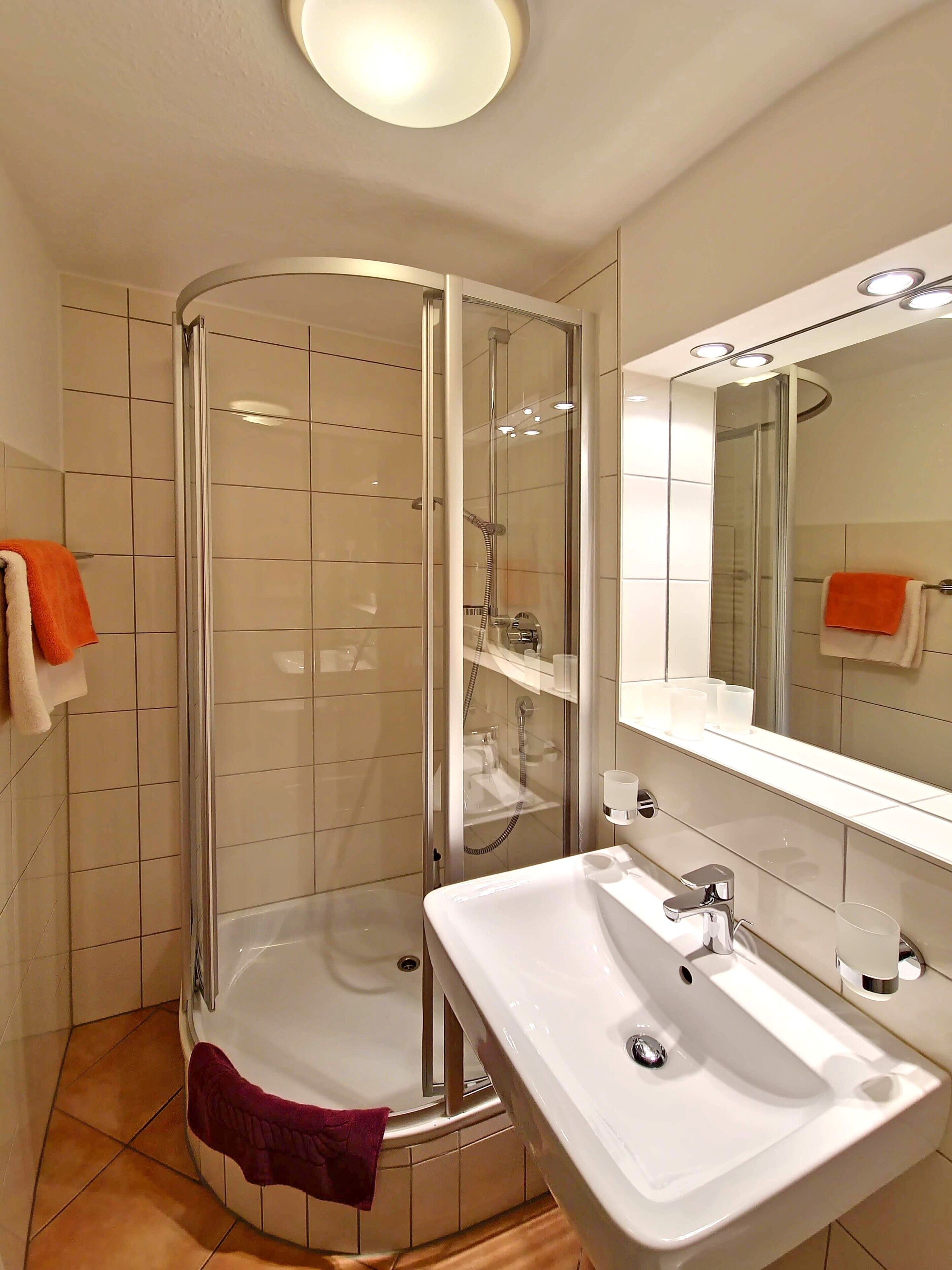 Douche, sèche-cheveux, serviettes fournies