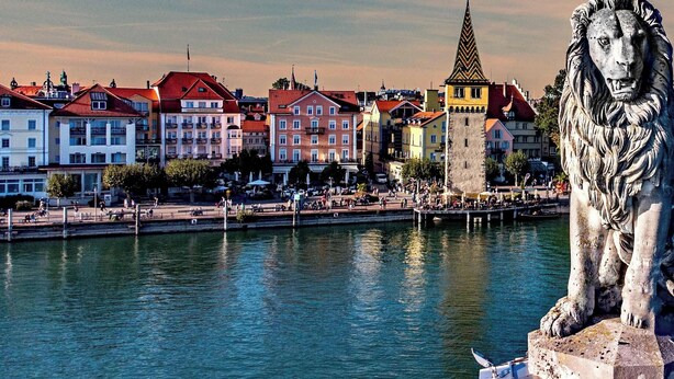 A lion statue by a waterfront with buildings in the background. - Apartment 'Ferienwohnung S5' with Wi-Fi (Lindau am Bodensee)