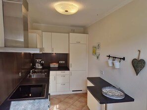 Fridge, microwave, oven, stovetop - Apartment 'Ferienwohnung S6' with Wi-Fi (Lindau am Bodensee)